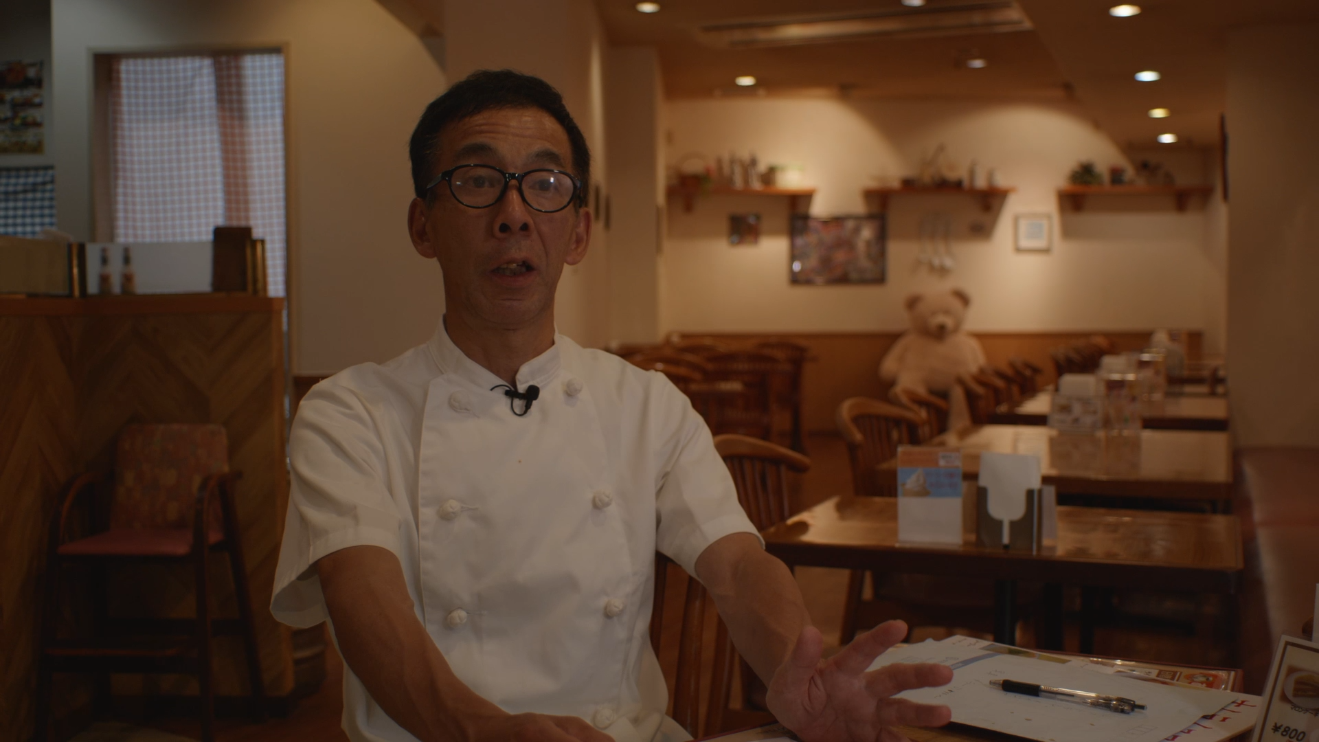 お店で働く人の姿
